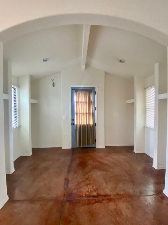 Foto del edificio - FOR RENT / Pre-Leasing