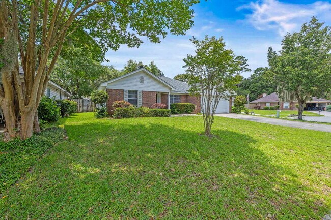 Foto del edificio - Charming All-Brick Home with Garage & Covered Patio!