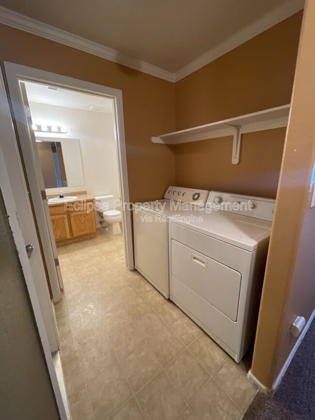 Foto del edificio - 2451 1/2 Theresea Ln