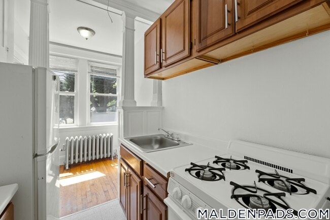 Building Photo - 172 Maple St