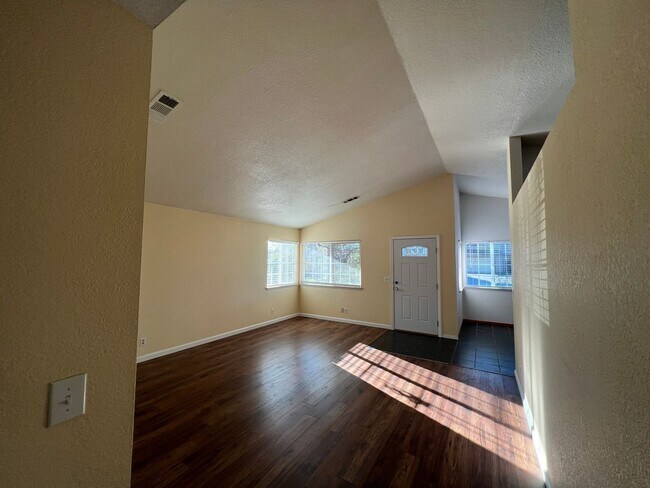 Foto del edificio - 3 bedroom, 2 bathroom home located in the desirable west side of Redding