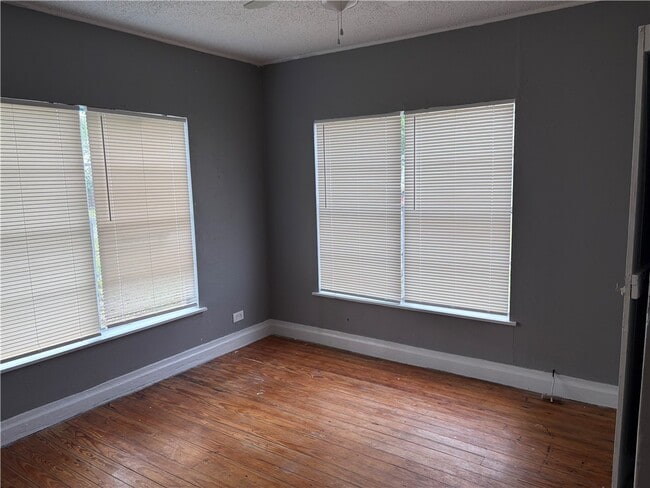 Foto del edificio - 701 W Lakeside Dr