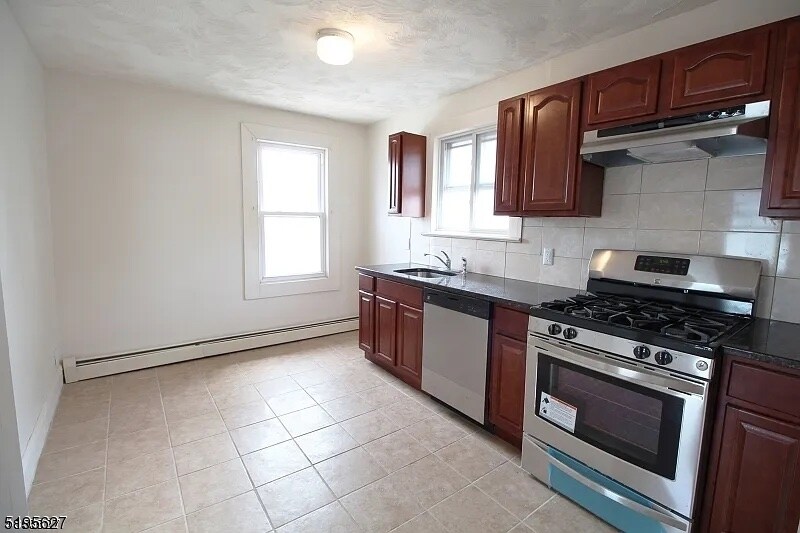 Foto principal - 231 DeMott Ave