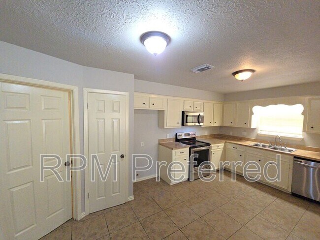 Building Photo - 1006 Poppets Way