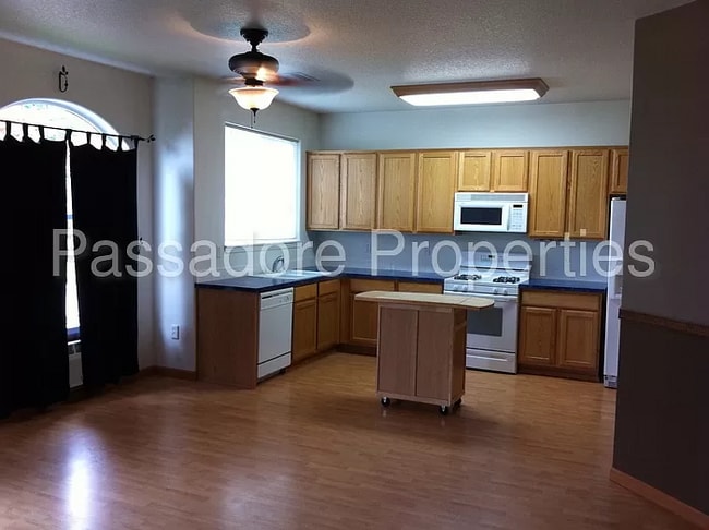 Building Photo - 660 NW Ledum Ln