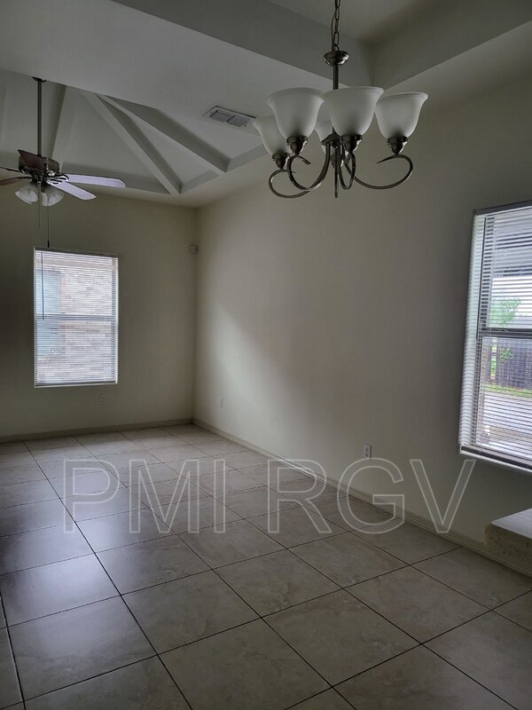 Building Photo - 407 Lotto Ln