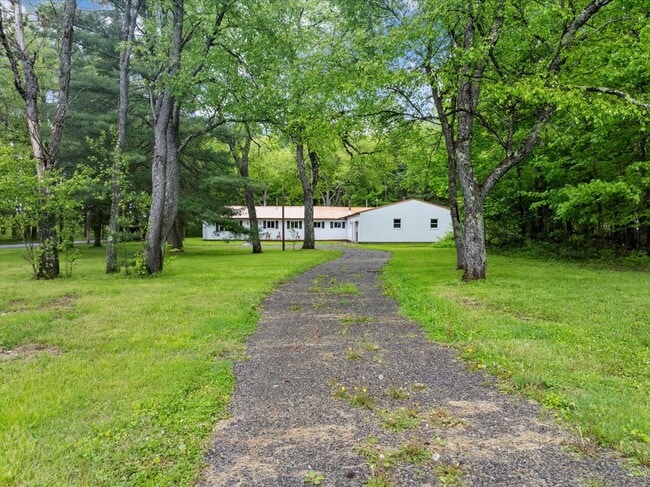 Building Photo - 4 bedroom 2 Bathroom Luxury Rental!