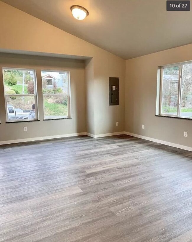 Building Photo - Charming 7 bedroom, 3 bath home available in August!