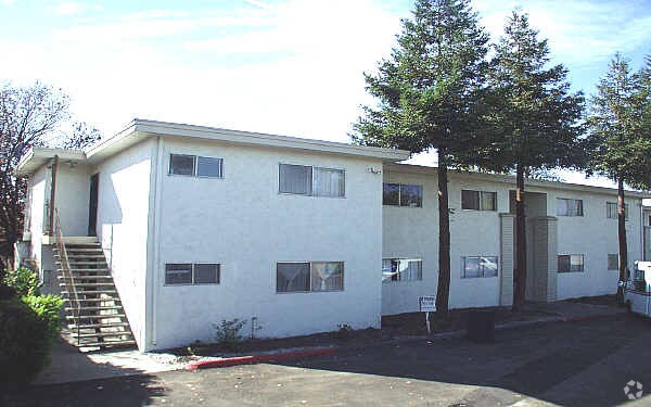 Primary Photo - 152-158 Smalley Ave