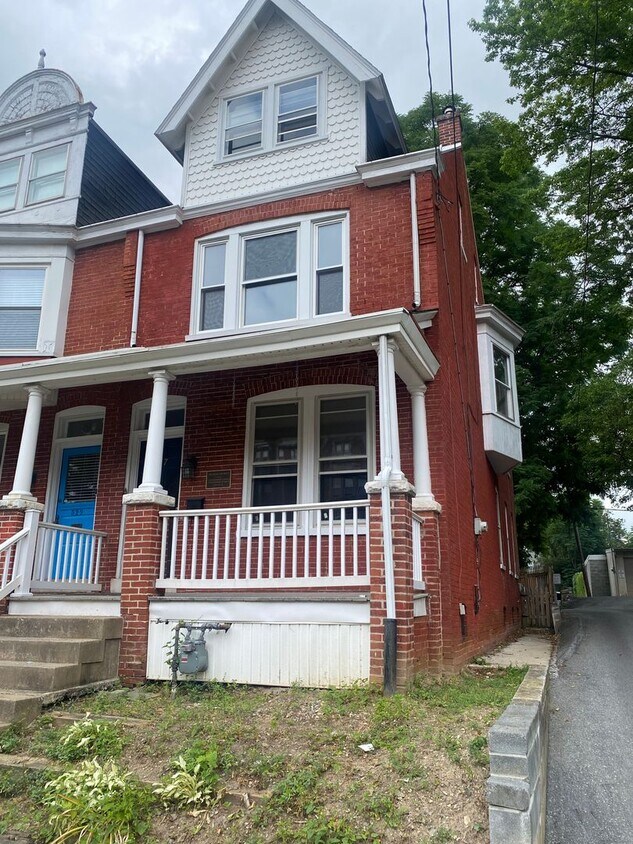 Primary Photo - 527 N Pine St