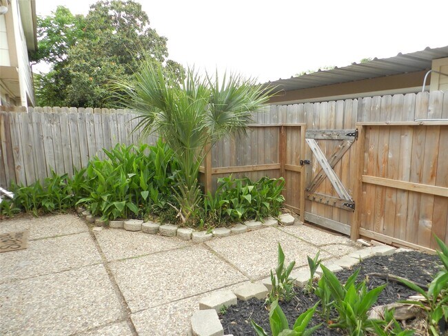 Foto del edificio - 14309 Misty Meadow Ln