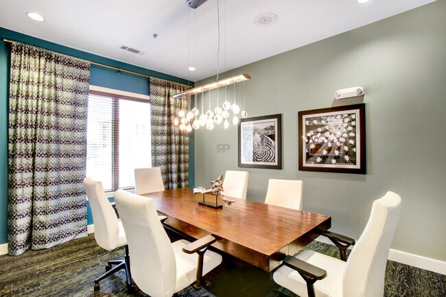 Foto del edificio - The Playboy Mansion of 1 Bed Apartments