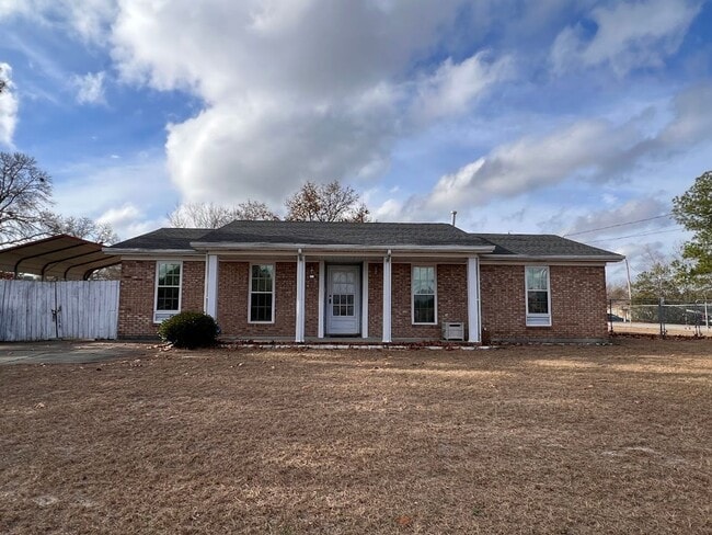 Foto del edificio - 3 bedroom/2 bathroom with large fenced in ...