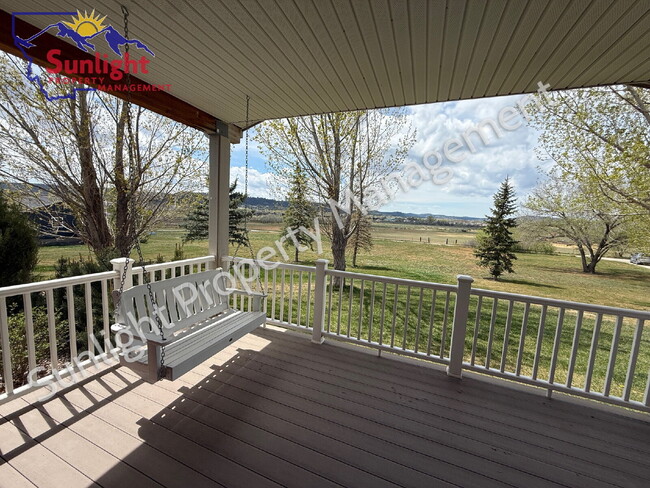 Foto del edificio - 3 Bed 2 Bath 2,756 sq ft on 2+ acres in Columbus