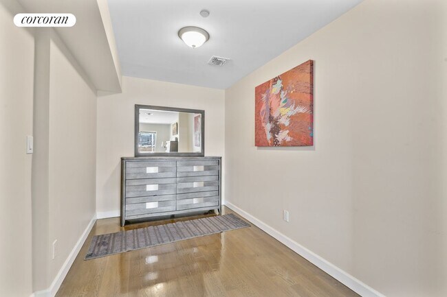 Foto del edificio - 39-30 62nd St