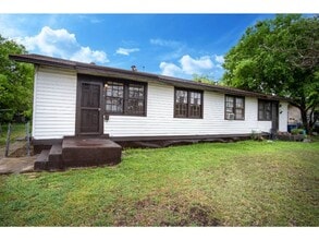 Building Photo - 514 Bee St