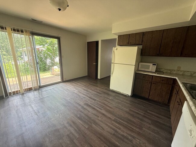 Building Photo - Beautiful Townhouse in Arnold!