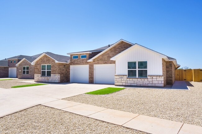 Building Photo - Sandy Creek Townhomes | Modern Living Near Dyess AFB