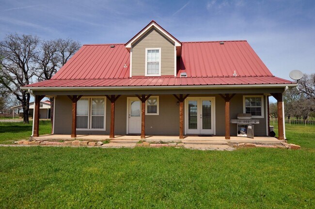 Building Photo - Country Living That Allows Horses!