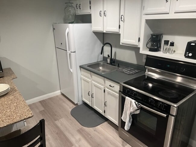 Building Photo - Beautiful apartment close to trails