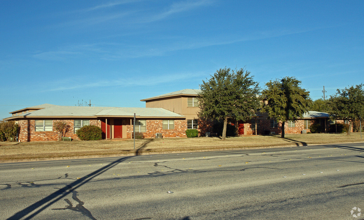 Primary Photo - Elmcrest Apartments