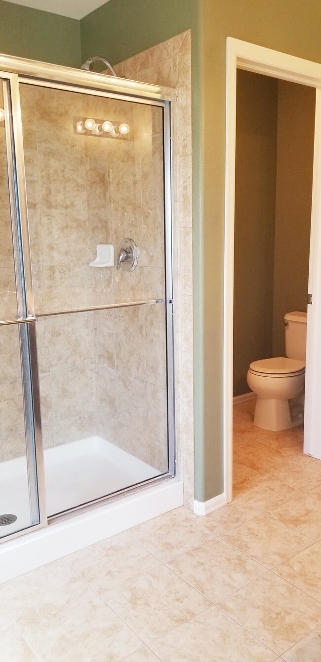 Master bathroom - 15455 Carob Cir