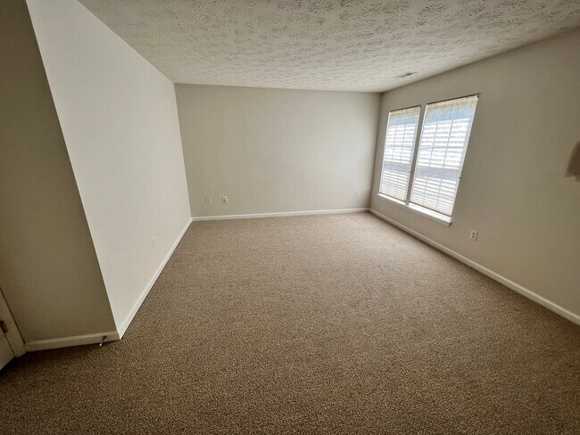 Master bedroom with ensuite - 152 Leeds Creek Cir
