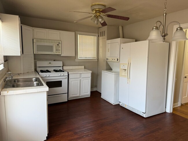 Building Photo - Lovely 1-Bedroom in Mahncke Park