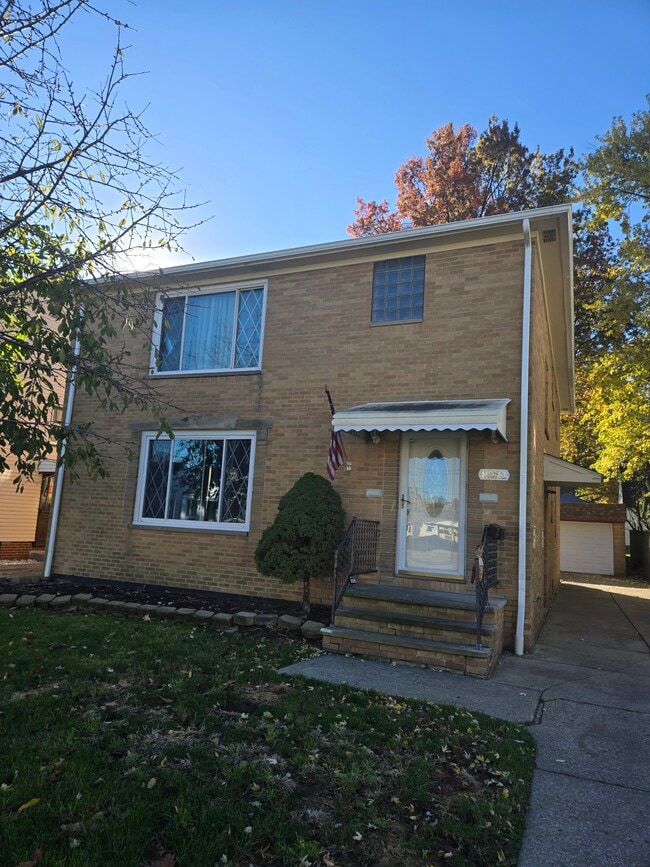 Building Photo - 8221 Pelham Dr