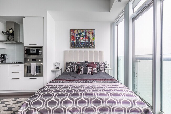 Photo du bâtiment - 120 Bremner Blvd