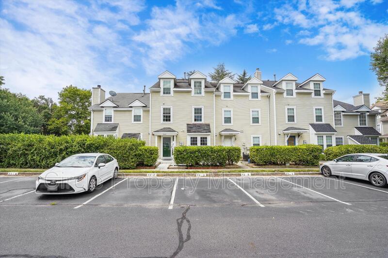 Foto principal - 6084 Netherton St
