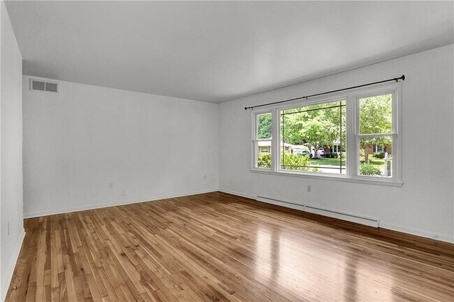 Building Photo - 895 W Poplar St