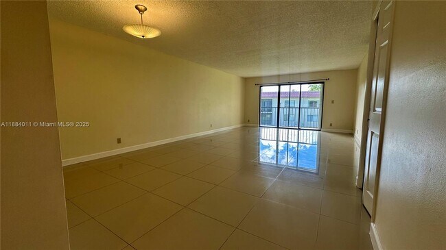 Foto del edificio - 16210 Laurel Dr