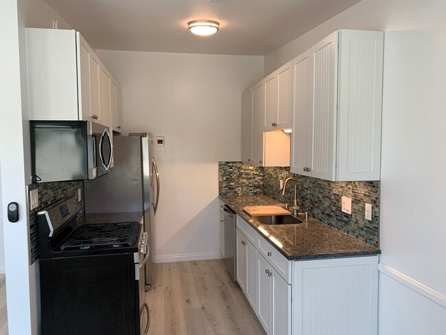 Gourmet kitchen w/ top stainless appliances and finish - 320 11th St