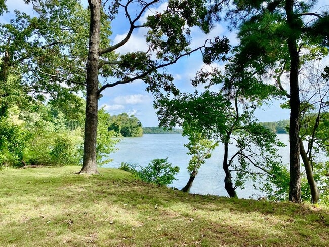 Foto del edificio - Available 06-22-26! Updated Waterfront Home! Extras Like Workshop & Sunroom, Pet Friendly, Hardwo...