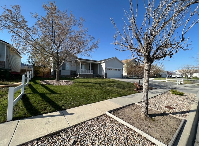 Building Photo - 786 E 540 N