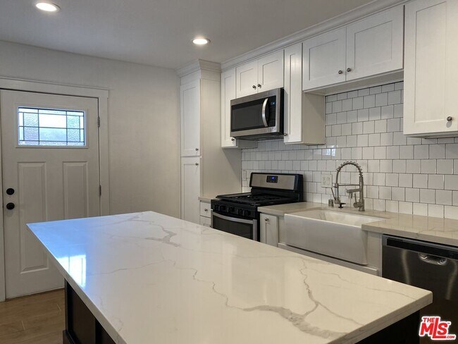 Building Photo - 2846 Delevan Dr
