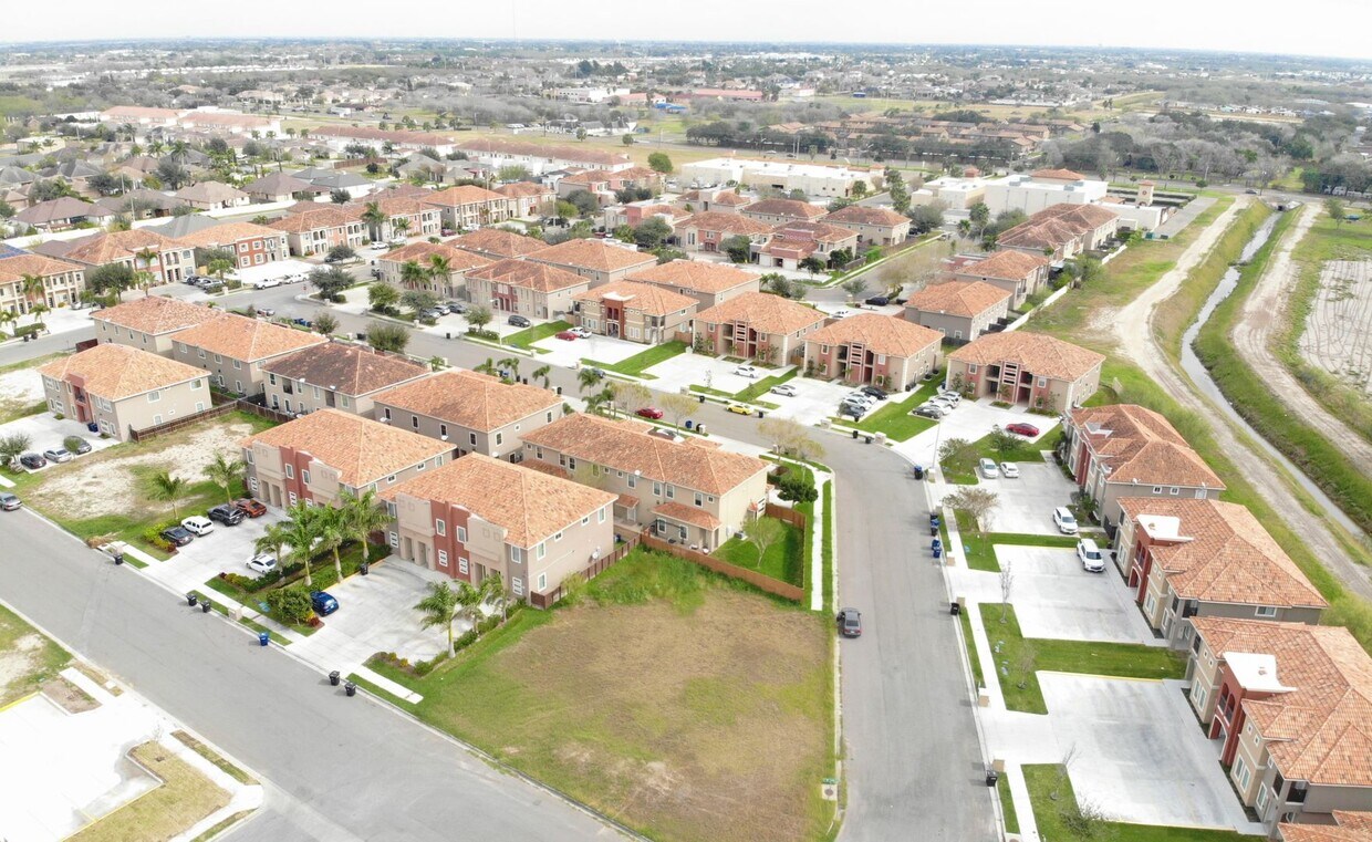 Primary Photo - 1204 E Pineridge Ave