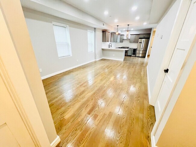 Building Photo - 47-49 Walnut Street Unit 2