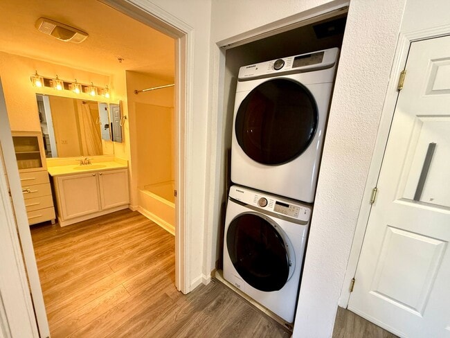 Building Photo - Secure Downtown Oakland 2 BR,2 BA with Garage Parking, EV Charging