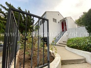 Building Photo - 2025 Fox Hills Dr