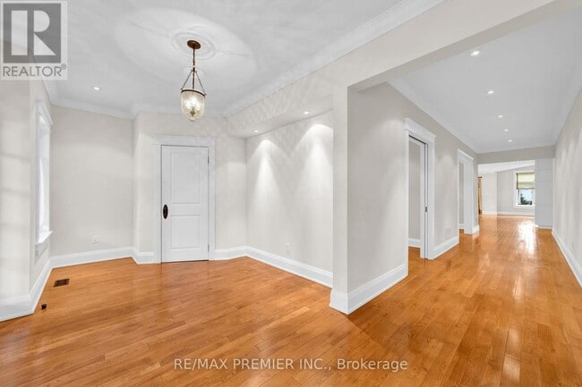 Building Photo - 141 Regatta Ave
