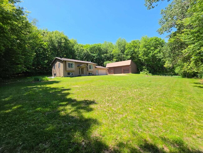 Foto del edificio - 4 Bedroom 2 Bathroom Home on 5 Acres with Shop, New Deck & Attached Garage