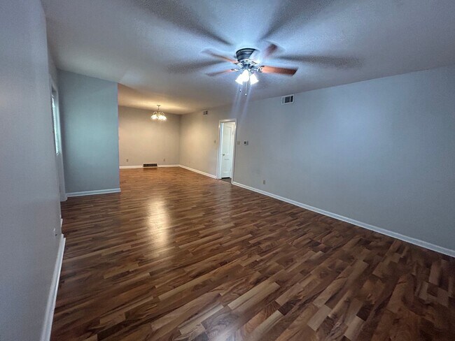 Foto del edificio - Available August 20th, 2026!!