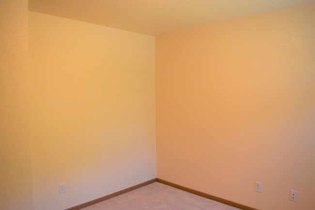 Building Photo - Spacious & Convenient Living in Shady Oaks!