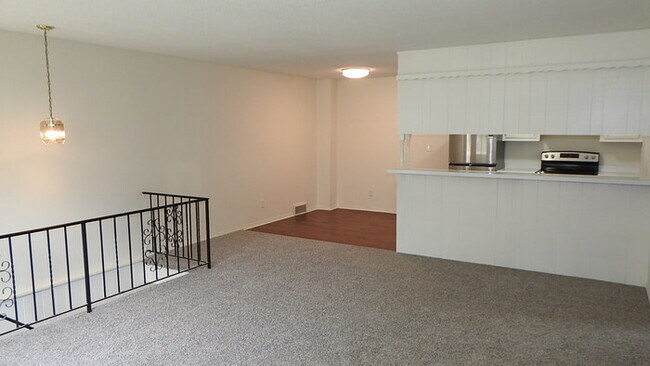 Building Photo - Rental Ready- Townhome in Raytown - 3bed 1...