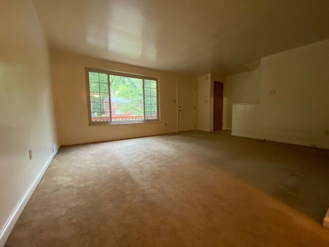 Building Photo - Gorgeous 3 Bedroom Duplex in Castle Shanno...