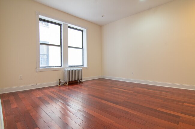 Living room - 289 Convent Ave