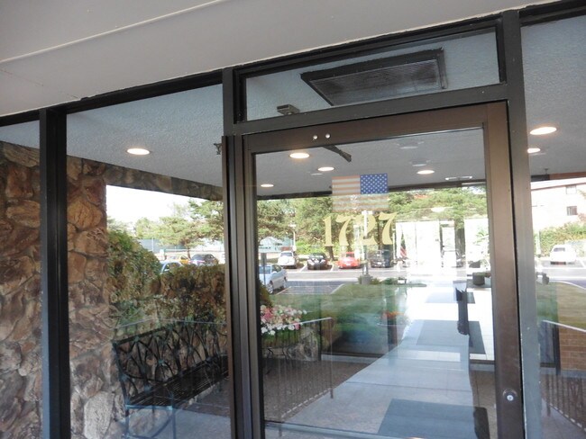 Building Photo - 1727 W Crystal Ln