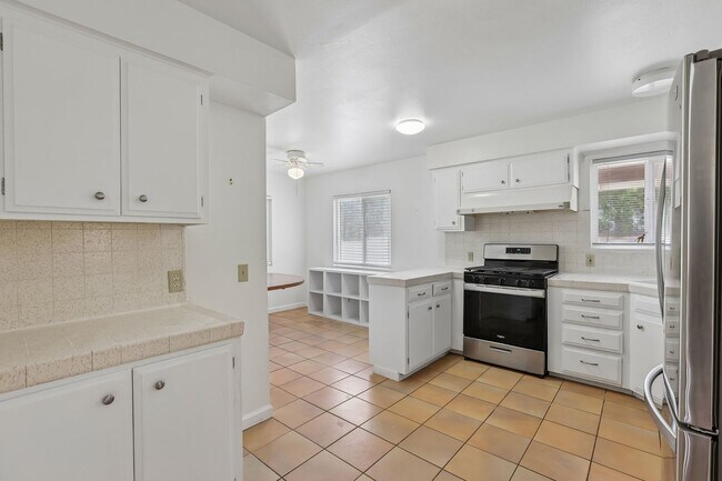 Building Photo - 3Bd/2ba Home w/parking in Santa Monica